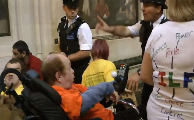 Protest din scaune cu rotile. Persoanele cu dizabilităţi au încercat să forţeze intrarea în şedinţa Parlamentului britanic (VIDEO)