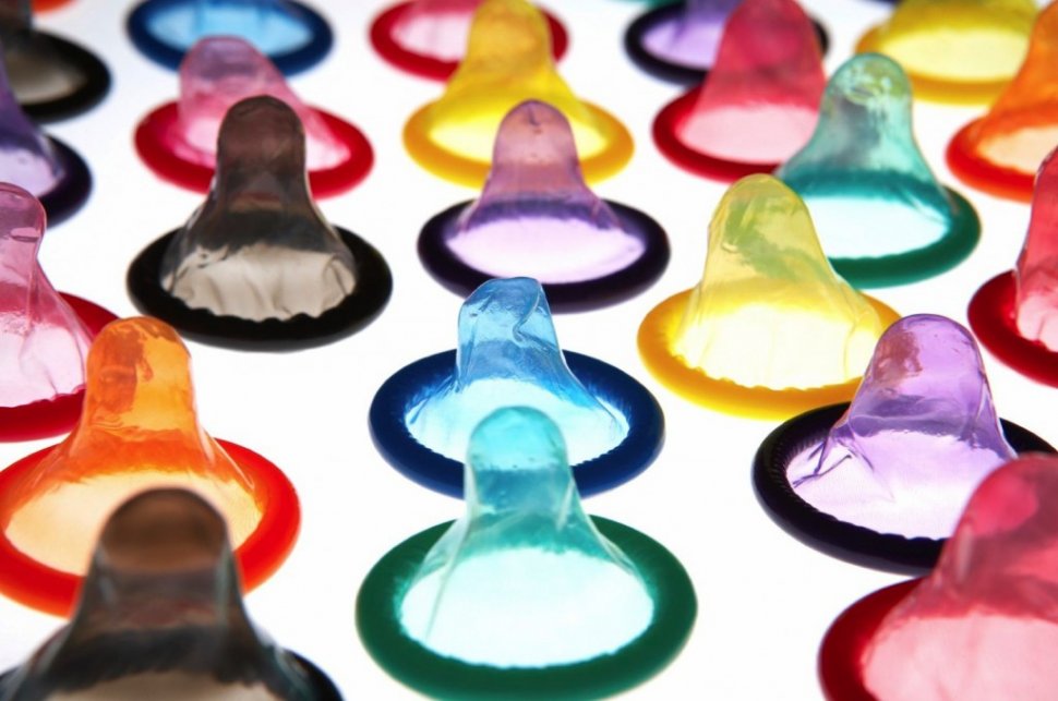 Trei elevi au inventat prezervativul care detectează infecții cu transmitere sexuală. Cum este posibil aşa ceva