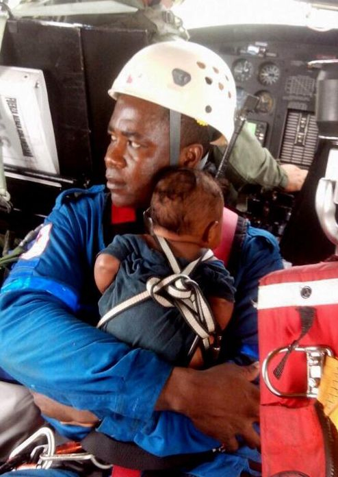 Miracolul din jungla columbiană: O mamă şi bebeluşul ei, găsiţi teferi la cinci zile după un accident aviatic