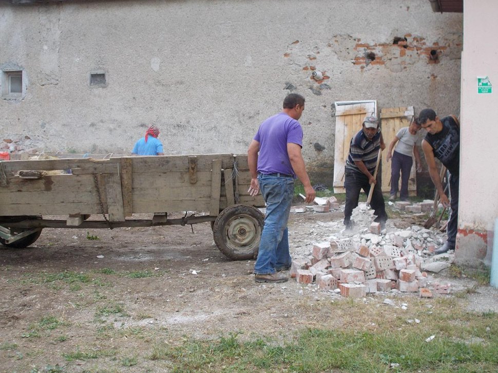Start pentru renovare la școala “Prof. Dr. Ioan Cerghi” din Hârseni, județul Brașov, în cadrul proiectului Ajută un sat. Schimbă o țară