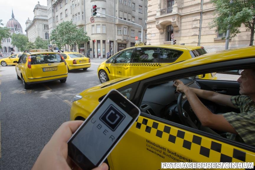 Taximetriştii francezi sunt furioşi pe Uber. Au blocat accesul la aeroporturile şi gările din Paris