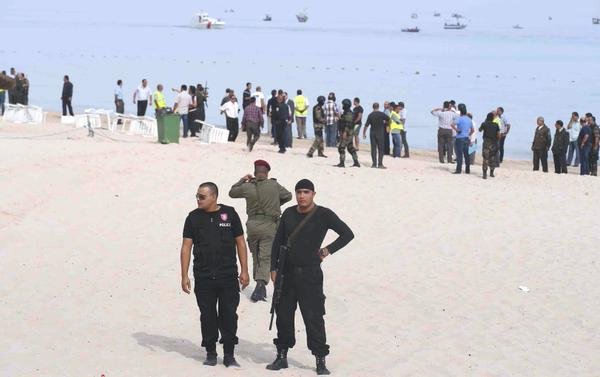 ATACURI TERORISTE la două hoteluri din Tunisia. 37 persoane au fost ucise de teroriştii care au deschis focul pe plajă 