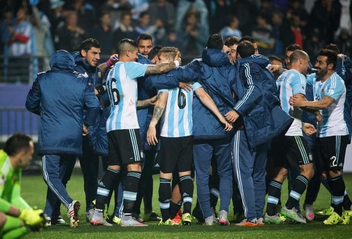 Argentina ÎNVINGE Columbia şi se califică în semifinalele Copei America