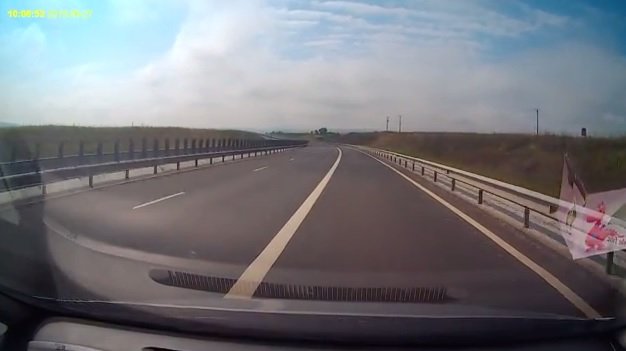 Filmare de necrezut: Cum mergea un șofer pe o autostradă din România