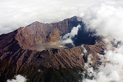 Indonezia, în ALERTĂ. Un nou vulcan s-a trezit, aruncând fum şi cenuşă 