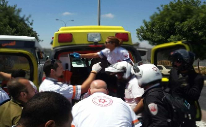 O femeie-ofiţer a fost înjunghiată în gât la un punct de control din Ierusalim