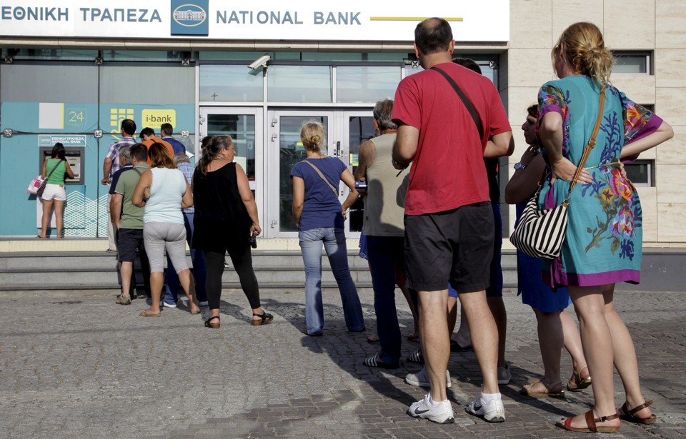 Primul stat care ORDONĂ băncilor să-şi retragă banii din Grecia