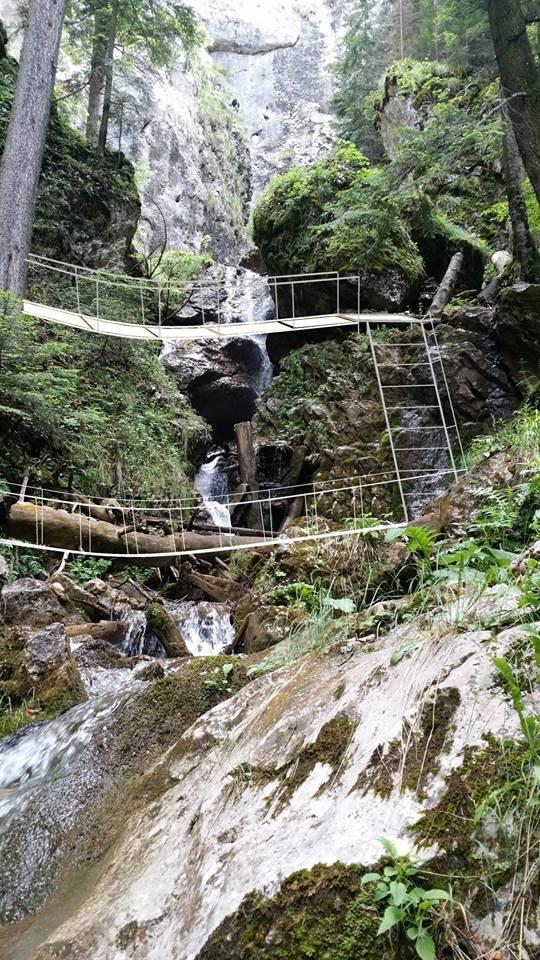 Proiect de EXCEPŢIE. Accesul către una dintre cele mai SPECTACULOASE cascade din România va fi reabilitat. GALERIE FOTO 312415