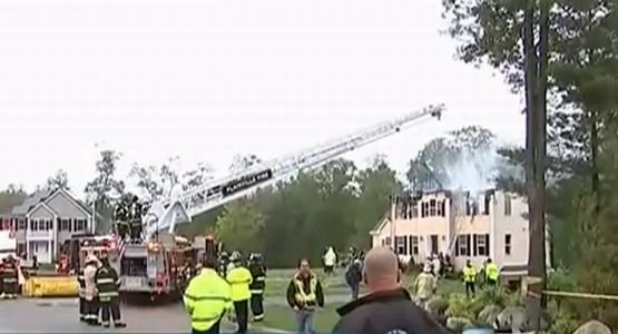 TRAGEDIE! Un avion de mici dimensiuni s-a prăbuşit peste o casă în Massachusetts