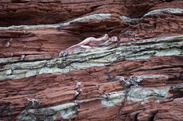 Iluzie optică FIERBINTE! Tu poţi găsi fotomodelele goale ascunse în imagini?  312800