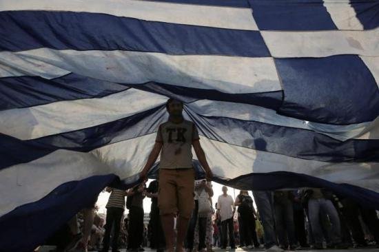 &quot;Noi rămânem în Europa&quot;. Mii de manifestanţi la Atena, în favoarea unui răspuns &quot;DA&quot; în cadrul referendumului. Vezi SCENARIILE privind viitorul Greciei
