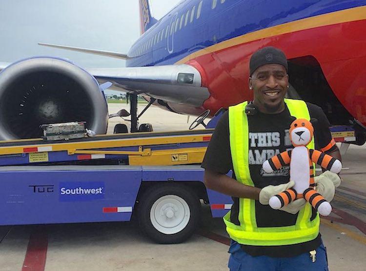 O poveste frumoasă. Un băieţel de 6 ani şi-a uitat jucăria de pluş în aeroportul Tampa. Cei de acolo nu doar că i-au returnat-o, dar au făcut şi un album foto cu tigrul în diferite ipostaze pe aeroport 312660