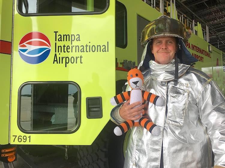 O poveste frumoasă. Un băieţel de 6 ani şi-a uitat jucăria de pluş în aeroportul Tampa. Cei de acolo nu doar că i-au returnat-o, dar au făcut şi un album foto cu tigrul în diferite ipostaze pe aeroport 312663