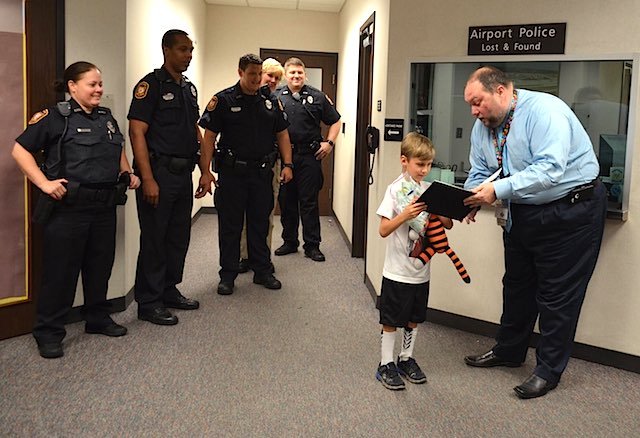 O poveste frumoasă. Un băieţel de 6 ani şi-a uitat jucăria de pluş în aeroportul Tampa. Cei de acolo nu doar că i-au returnat-o, dar au făcut şi un album foto cu tigrul în diferite ipostaze pe aeroport