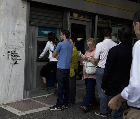 “Butonul nuclear” pentru Grecia: guvernul Tsipras poate fi pus in situatia de a restitui accelerat datoria catre Troica