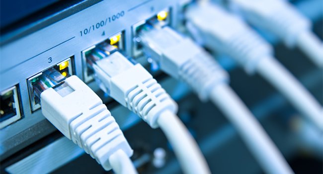Cineva A REUŞIT să taie cablurile de internet (cele originare, de unde PORNEŞTE internetul)