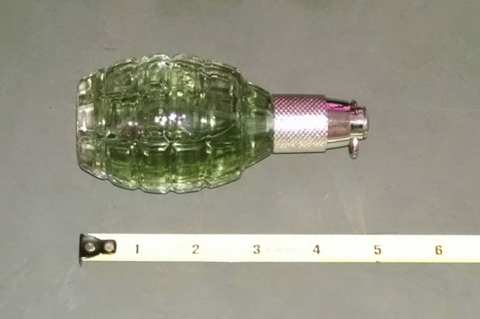 O sticlă de parfum, în formă de grenadă, a provocat EVACUAREA unui tribunal din SUA