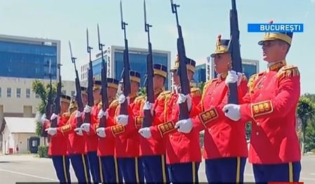 Regimentul 30 Gardă &quot;Mihai Viteazul&quot; împlineşte 155 de ani. Preşedintele Klaus Iohannis a decorat drapelul regimentului