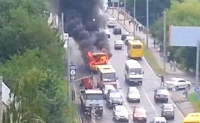 Autobuzul IADULUI! Un vehicul cuprins de flăcări a creat PANICĂ într-un oraş din Ucraina (VIDEO)