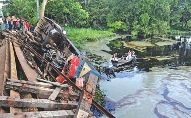 Un pod feroviar s-a rupt, iar trenul care circula pe el s-a prăbuşit în râu. Cel puţin 7 oameni au murit