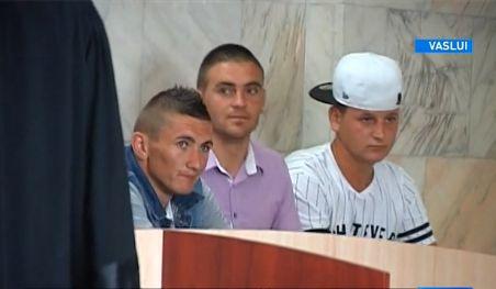 Cei şapte tineri care au violat o tânără din Vaslui, SFIDĂTORI şi MÂNDRI în sala de judecată