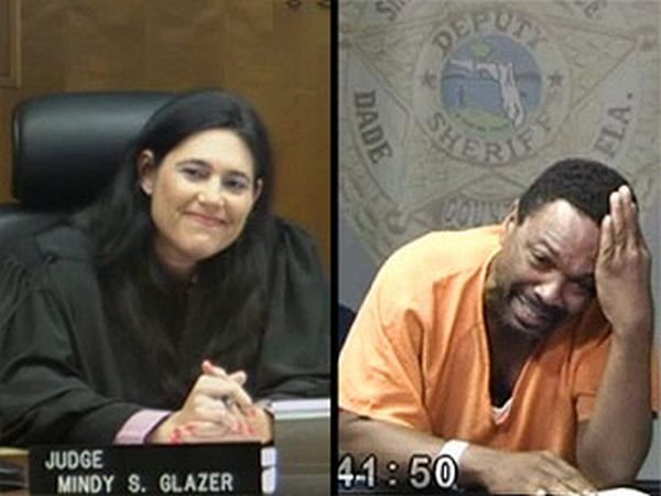 Reîntâlnire EMOŢIONANTĂ. Un judecător îl face să PLÂNGĂ în hohote pe un bărbat aflat în boxa acuzaţilor (VIDEO)