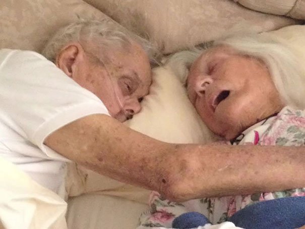 Au murit îmbrăţişaţi, după 75 de ani de mariaj! 