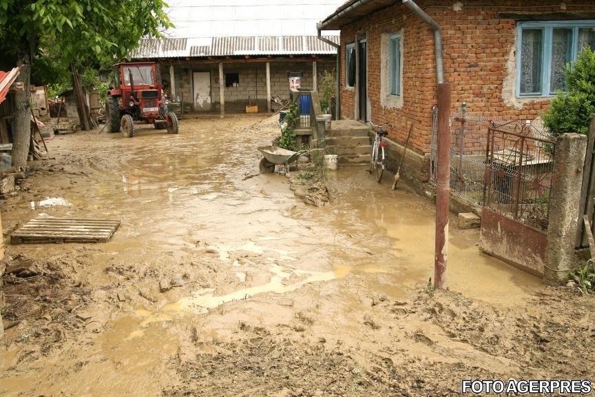 Potop în Bârlad. Case distruse, terenuri inundate şi oameni disperaţi