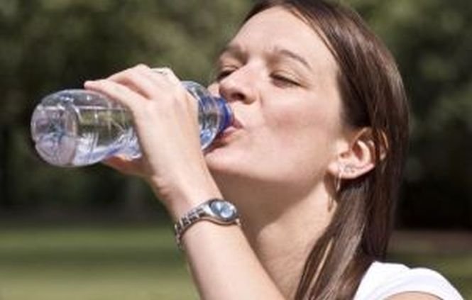Cum să bei mai multă apă pe zi fără să te forţezi