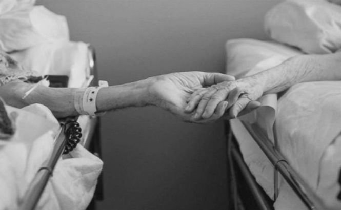 Dragostea adevărată ÎNVINGE! După 75 de ani de căsnicie, au murit unul în braţele celuilalt