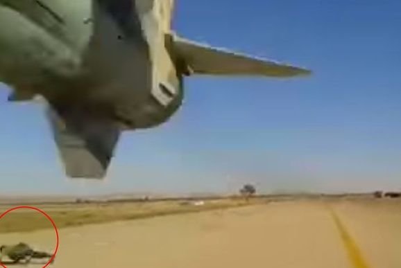 VIDEO spectaculos cu un MIG-23 care trece razant peste capul oamenilor aflaţi pe pistă 