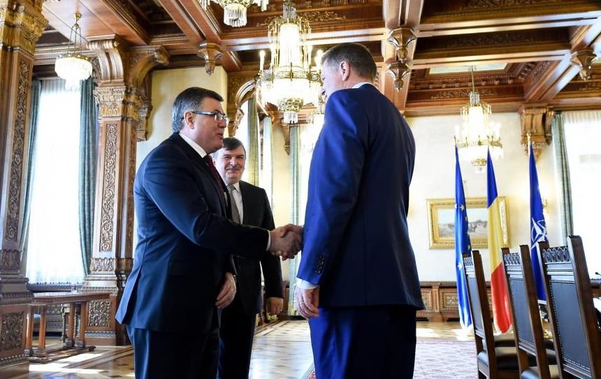 Klaus Iohannis l-a decorat pe ambasadorul Republicii Moldova la Bucureşti, aflat la final de mandat
