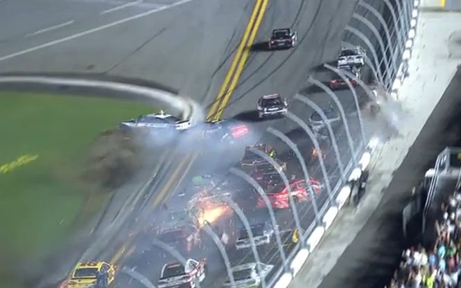 VIDEO. Accident înspăimântător la campionatul NASCAR. O maşină a zburat direct în gardul de protecţie 