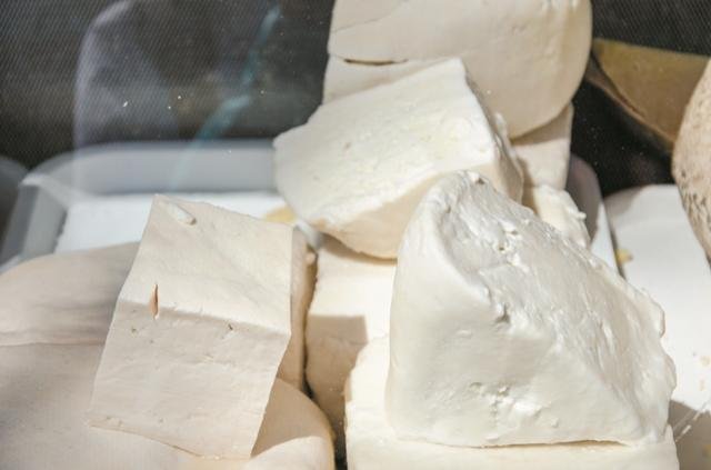 Puțină brânză cu folclor pentru &quot;primarul care este&quot; VIDEO