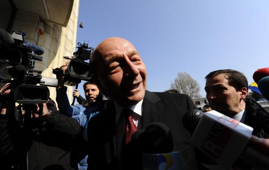 Băsescu se implică în scandalul salariilor pentru demnitari: &quot;Iohannis, un papagal lăsat fără pene de Ponta şi Oprea&quot;