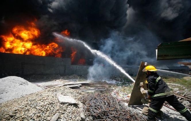 Incendiu puternic la o fabrică de ciment. Fumul ar putea fi PERICULOS pentru locuitorii din zonă
