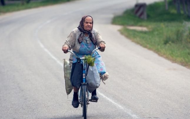 Așa ceva, mai rar! O bătrânică de 84 de ani merge cu bicicleta zilnic peste 2 kilometri pentru a-şi îngriji grădina