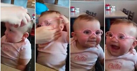 Reacția minunată a unui bebeluș după ce i se pun ochelari! Și-a văzut părinții clar pentru prima dată