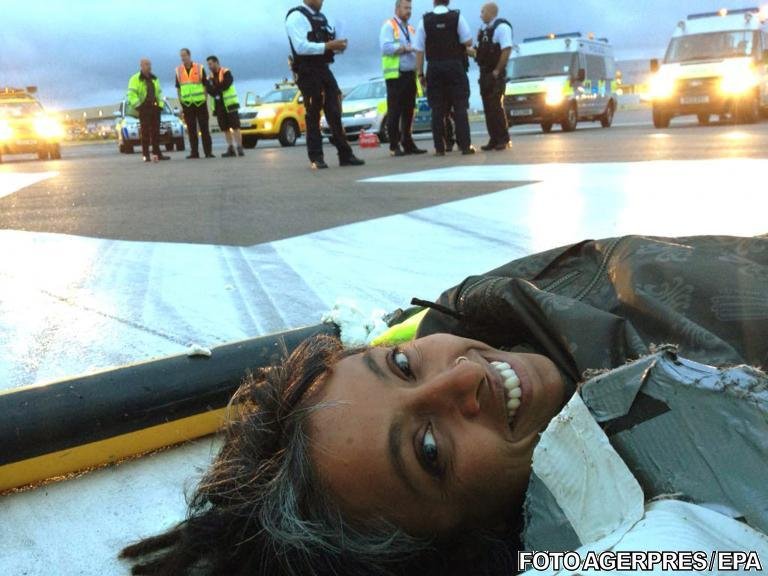 Zboruri anulate la Heathrow: mai mulţi activiști au intrat pe pistă şi s-au legat cu lanțuri