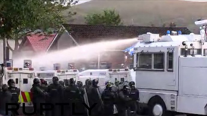 Irlanda de Nord. 9 poliţişti au fost răniţi în confruntările stradale cu grupurile de unionişti pro-britanici (VIDEO)