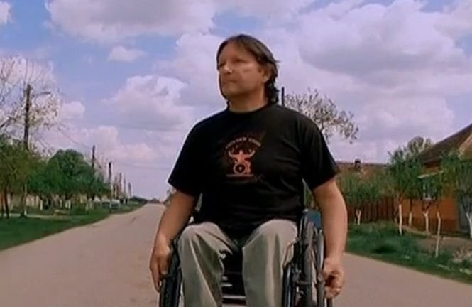 Românul care dă tuturor o lecţie de viaţă din scaunul cu rotile