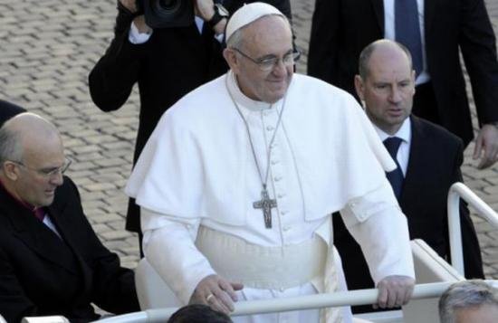 Selfie pe furiş cu Papa Francisc. A devenit vedetă pe Twitter
