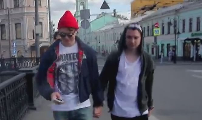 Experiment social. Cum reacţionează ruşii când văd doi bărbaţi ţinându-se de mână pe stradă