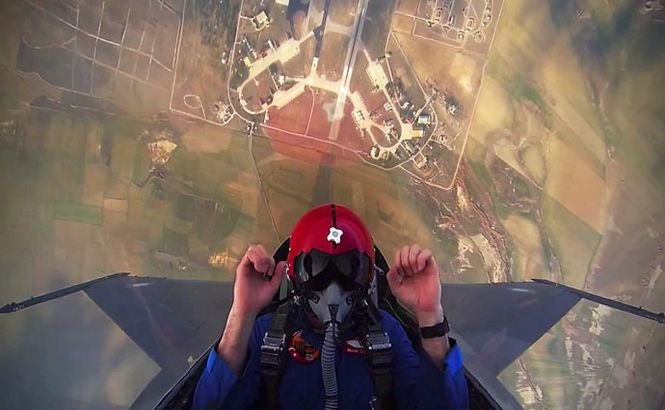 Imaginile care îţi vor tăia respiraţia! Un F-16 urcă în doar câteva secunde la peste 4000 de m altitudine (VIDEO)