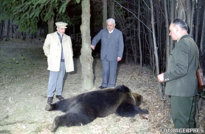 Tolba cu poveşti a lui Nicolae Ceauşescu, scoasă la licitaţie