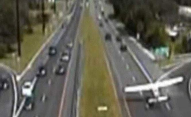 Un avion a aterizat forţat pe o autostradă aglomerată din New Jersey (VIDEO)