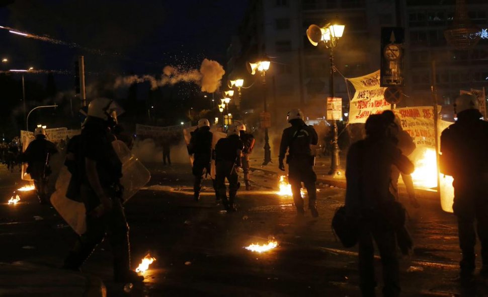 UPDATE. Confruntări violente între greci şi forţele de ordine, lângă Parlamentul elen 