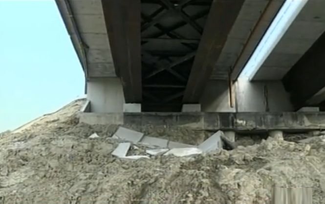 Autostrada Orăştie-Sibiu, în pericol de prăbuşire