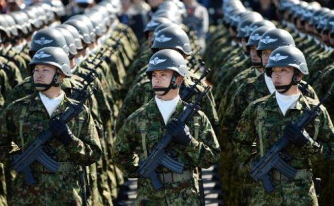 Japonia aprobă trimiterea de trupe militare în afara ţării