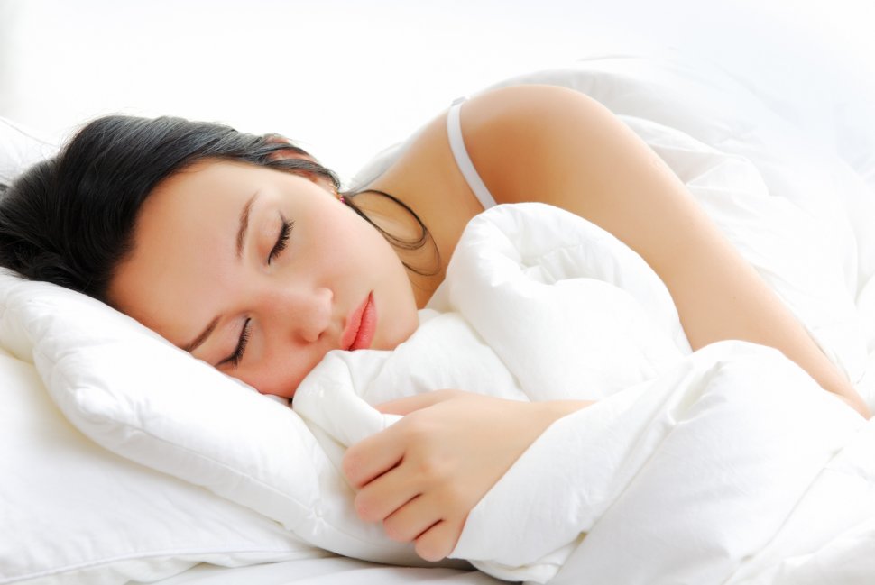 Studiu: Prea puţine ore de somn ne fac mai singuratici şi mai puţin sociabili